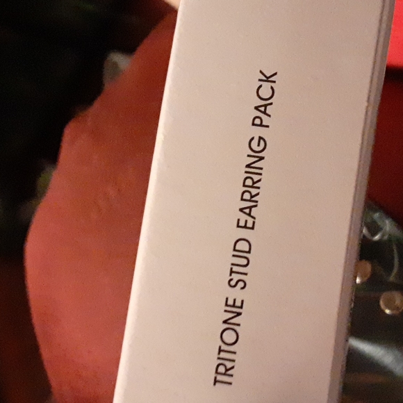 Avon Tritone Stud Earring 4pc Set $12 Free Gift With Purchase - Picture 5 of 10